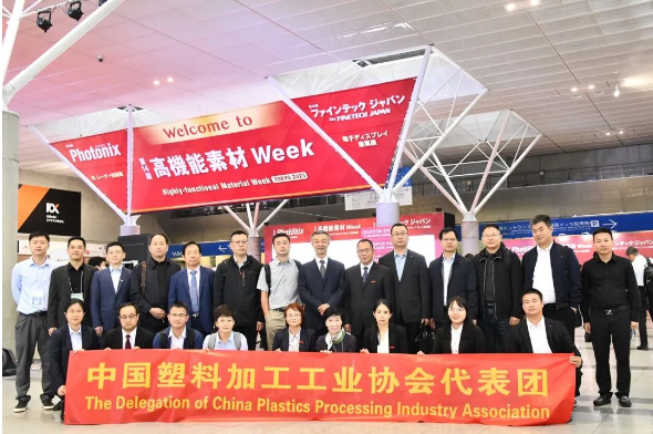 在展會參觀之后，代表團(tuán)前往參觀了一些中國塑協(xié)會員企業(yè)的展位，詳細(xì)了解了他們的展品、參展成果以及企業(yè)的生產(chǎn)經(jīng)營情況。同時，代表團(tuán)鼓勵這些企業(yè)積極參與國際展會，以拓展海外市場、擴(kuò)大產(chǎn)品應(yīng)用領(lǐng)域，通過交流與合作不斷提升競爭力。