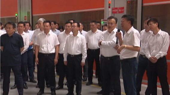 胡廣杰副省長(zhǎng)在參觀現(xiàn)場(chǎng)表示，對(duì)三元公司近年來(lái)在數(shù)字化和智能化方面取得的成就表示高度贊賞。他鼓勵(lì)企業(yè)繼續(xù)大力創(chuàng)新，持續(xù)深化改革，保持強(qiáng)勁的活力，力爭(zhēng)成為江蘇省數(shù)字經(jīng)濟(jì)的典范企業(yè)。