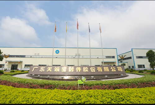 廣東天誠密封件股份有限公司，一家專注于生產汽車系列油封及橡膠密封件的企業，正在積極迎接新能源汽車時代的挑戰，并展現出強大的創新潛力。作為工信部認定的專精特新“小巨人”企業之一，廣東天誠在近年來不僅致力于科技創新和產品研發，還成功搶占了市場“風口”，成為多項國內行業標準的制定者。