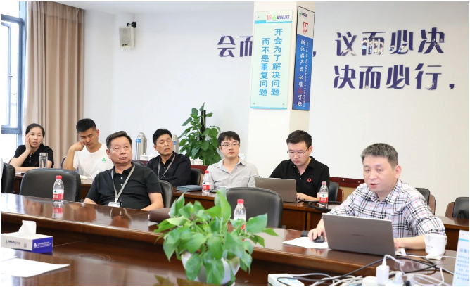 會議指出，必須繼續(xù)在基礎(chǔ)市場工作方面下功夫，維護客戶關(guān)系，積極參與市場，了解客戶需求，以卓越的服務(wù)推動銷售。同時，也強調(diào)了需要不斷構(gòu)建適應(yīng)自身特點的創(chuàng)新技術(shù)體系，增加核心工藝的研發(fā)力度，為客戶提供智能高效的三力士產(chǎn)品解決方案。