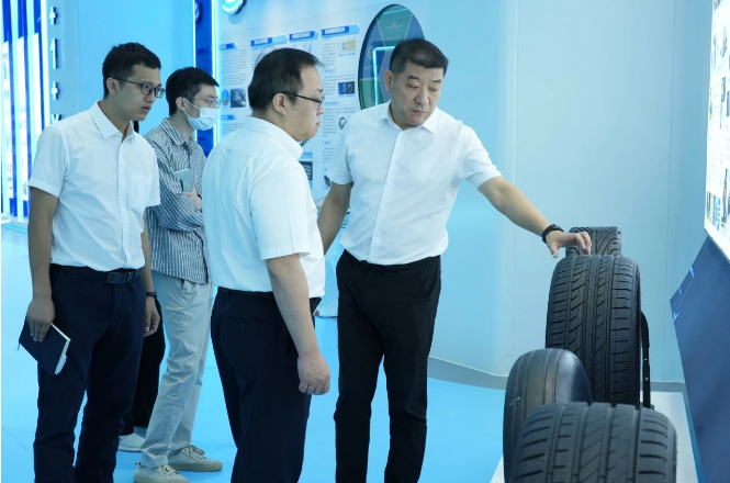 廣汽埃安新能源汽車(chē)股份有限公司副總經(jīng)理鄭純麒率領(lǐng)一支高層代表團(tuán)于10月12日上午前往黃埔輪胎進(jìn)行實(shí)地考察。黃埔輪胎總經(jīng)理王林龍親自接待了這次考察團(tuán)隊(duì)。