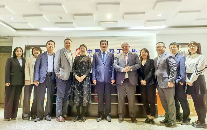 Miguel Mantas先生表示，中國(guó)市場(chǎng)對(duì)湛新公司至關(guān)重要，而湛新一直致力于綠色可持續(xù)發(fā)展。他希望通過(guò)與中國(guó)涂料工業(yè)協(xié)會(huì)的合作，能夠?yàn)檎啃略谥袊?guó)市場(chǎng)的投資提供更多信心，促進(jìn)雙方友誼和合作的深化，共同創(chuàng)造更美好的發(fā)展前景。