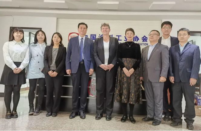 So<i></i>nja Schulte女士表示，她完全贊同劉普軍會(huì)長(zhǎng)的看法，并表示文森公司對(duì)中國(guó)涂料行業(yè)懷有深厚的感情，希望與中國(guó)合作伙伴進(jìn)一步深化合作，開展更多涉及中國(guó)涂料行業(yè)的業(yè)務(wù)。