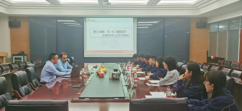 南美地區(qū)的商務(wù)代表蒞臨延長橡膠公司進(jìn)行考察與交流。延長橡膠總經(jīng)理張航偉、海外銷售部經(jīng)理李丹等相關(guān)人員，接待來訪人員。