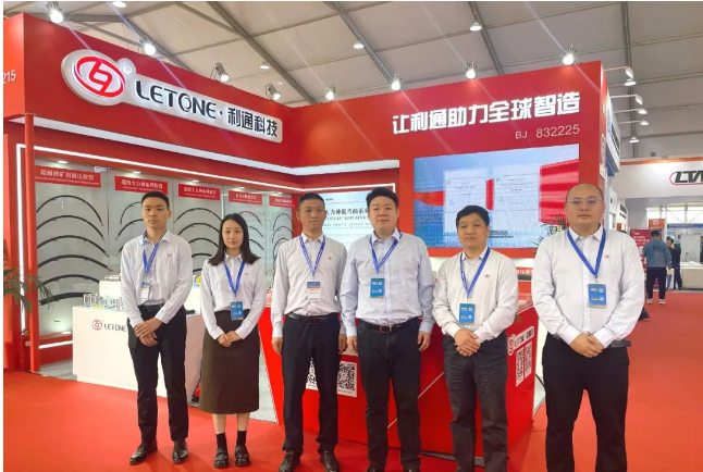 其中，定制化外覆層超耐磨礦用軟管采用高分子材料外覆層，經(jīng)過(guò)2000次往復(fù)磨耗試驗(yàn)，質(zhì)量毫無(wú)損失，符合GB/T12721-2007標(biāo)準(zhǔn)。另一方面，超級(jí)大力神低彎曲系列軟管以其低于ISO 18752C類(lèi)標(biāo)準(zhǔn)34%的最小彎曲半徑、高壓力、以及100萬(wàn)次脈沖次數(shù)的長(zhǎng)壽命脫穎而出。這一系列軟管還配備了利通自研軟管接頭和氫化丁腈密封件，具有出色的耐久性。