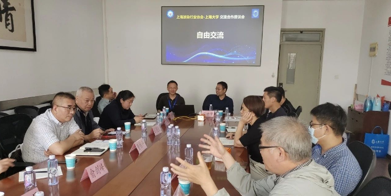 顏世峰主任對上海涂染協(xié)會的到訪表示熱烈歡迎，感謝協(xié)會對上海大學(xué)的信任。他介紹了材料學(xué)院高分子材料系的發(fā)展歷程、各科室的研究方向以及主要科研成果，提供了豐富的信息。