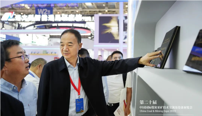 踏歌智行的高級(jí)副總裁胡團(tuán)結(jié)分享了他們的"露天礦無人駕駛運(yùn)輸關(guān)鍵技術(shù)及應(yīng)用"。他表示，他們一直在不斷改進(jìn)產(chǎn)品，提供安全、綠色、高效、經(jīng)濟(jì)的無人運(yùn)輸服務(wù)，從而使采礦更加安全和智能。