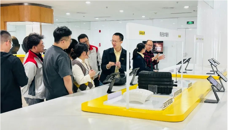 佳通輪胎在長城汽車的哈弗技術中心二樓展廳舉辦“佳通日”技術展會，旨在構建更緊密的合作關系，提升服務質量，并夯實雙方在未來市場的技術規劃和產品布局。這一活動為雙方提供了深入交流的機會，共同探討未來高質量發展的途徑。