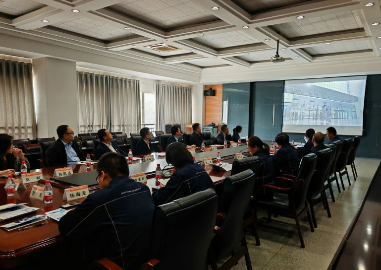 西咸人才集團政策服務部部長趙楠、魔繭科技有限公司副總經理王民、科技服務部部長溫陸宇等一行蒞臨延長橡膠公司，就技術合作事宜進行了座談交流。參與座談的還有延長橡膠公司的技術專家董毛華和研發(fā)中心的相關人員。