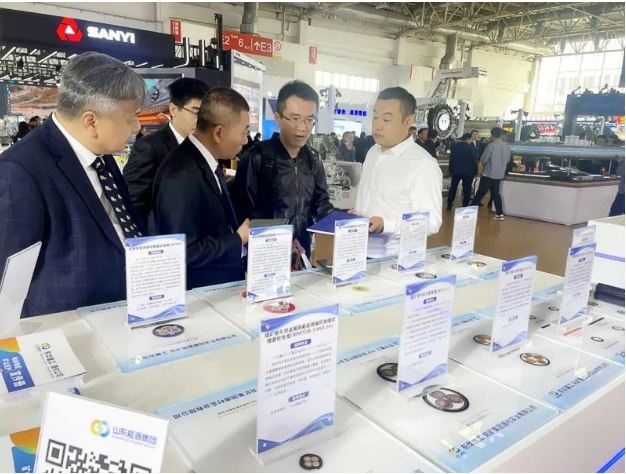 第二十屆中國國際煤炭采礦技術交流及設備展覽會在北京中國國際展覽中心圓滿收官。本次展會上，山東兗礦集團長龍電纜制造有限公司展示了多項電纜產品，這些產品亮相于東華重工展臺，吸引了能源集團和東華重工的多位領導前來參觀指導。