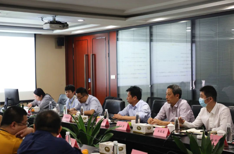 在寧海縣科協(xié)主席吳衛(wèi)東、建新黨總支書記、工會主席陳春學(xué)、科協(xié)主席呂遠(yuǎn)通、科協(xié)副主席潘斌等人陪同下，教授專家團(tuán)隊參觀了建新的試驗中心和減震工廠，深入了解了該公司工業(yè)操作系統(tǒng)及其在減震配件制造等領(lǐng)域的實際應(yīng)用。