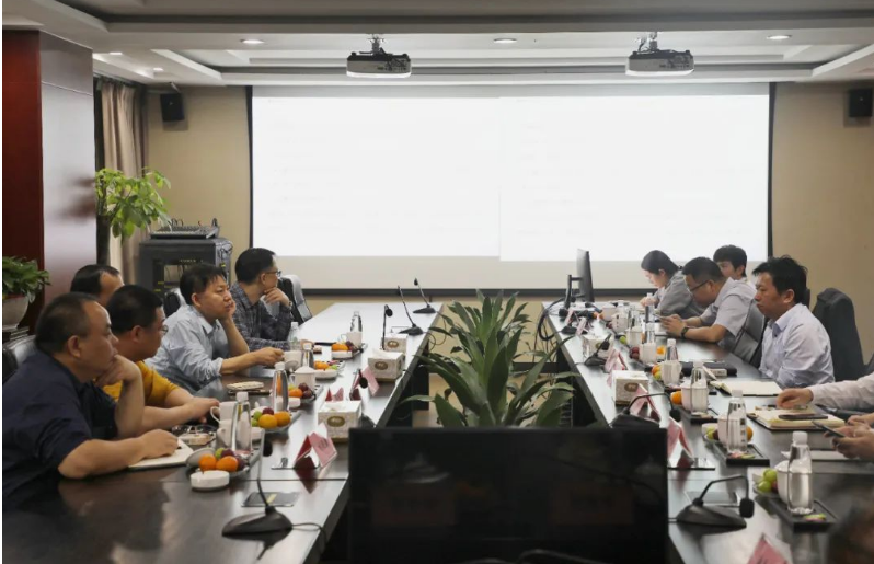 接下來，雙方深入討論了低氣味、低VOC密封條產(chǎn)品的開發(fā)，低動靜比耐老化減震材料開發(fā)，橡膠材料和金屬/塑料基材骨架的粘連性改善等技術(shù)難題，并與建新的技術(shù)團(tuán)隊一同探討研究課題對實際生產(chǎn)技術(shù)的應(yīng)用和提升，為建新提供了更多科研支持。