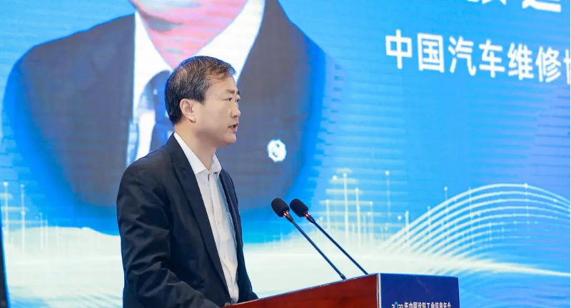 張延華也指出了發(fā)展機遇，特別是在電動化和數(shù)字化汽車產(chǎn)業(yè)的發(fā)展趨勢下，汽車修補漆業(yè)務仍有空間。他提到了二手車整備作為修補漆業(yè)務的新興市場，以及汽車個性化美容改裝等領域的發(fā)展機遇。因此，抓住這些機會，挖掘市場潛力，進行技術迭代和產(chǎn)品創(chuàng)新將有助于在競爭激烈的市場中取得優(yōu)勢地位。