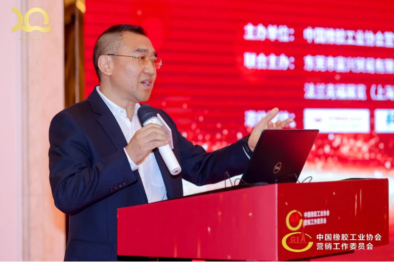 接下來，上一任中橡協副會長兼營銷工委理事長朱仁恩做近一年主要工作報告。同時寄語新一屆理事會團結一心，共同努力，開辟中國輪胎經銷商行業新局面。