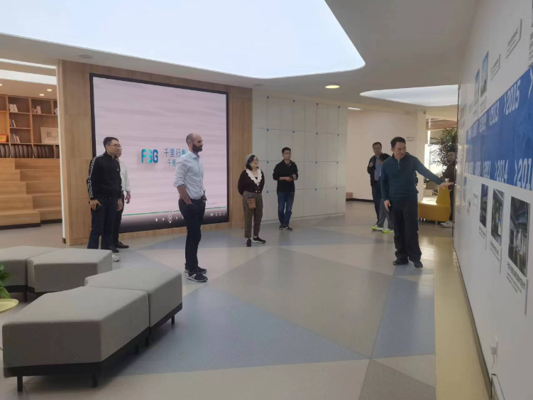 千里行集團迪卡儂團隊展示了注塑鞋的設計創新、綠色減碳等發展規劃，并共同確定DIP項目將持續向前發展。在千里行學院，迪卡儂團隊深刻感受到了千里行對員工的關懷和企業文化的濃厚氛圍，與迪卡儂的“人是核心”理念不謀而合。
