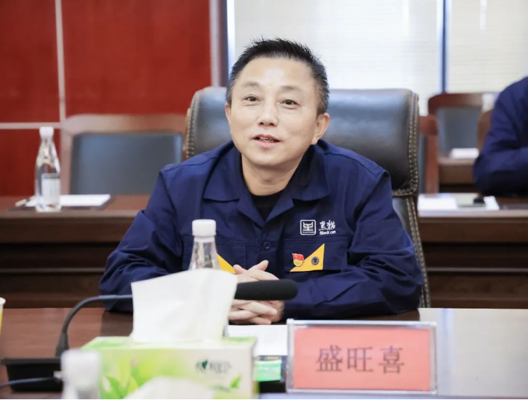 座談會(huì)上，盛旺喜對(duì)清徐縣政府及山西亞鑫能源集團(tuán)一行的到來(lái)表示熱烈歡迎，并對(duì)清徐縣委、縣政府及經(jīng)濟(jì)開發(fā)區(qū)對(duì)太原黑貓的關(guān)心表示感謝。他強(qiáng)調(diào)了集團(tuán)導(dǎo)電、橡膠等前端性化工制造的發(fā)展方向，并希望雙方未來(lái)能夠進(jìn)一步加強(qiáng)合作，充分發(fā)揮資源優(yōu)勢(shì)互補(bǔ)，為企業(yè)的全方位、前瞻性發(fā)展謀劃好戰(zhàn)略，布局好發(fā)展。