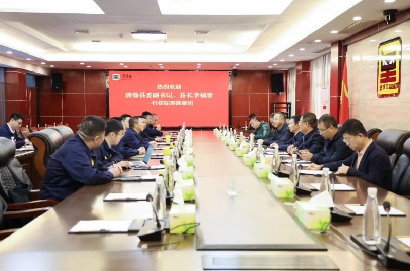 賈永明介紹了亞鑫能源集團(tuán)的基本情況，并表示與太原黑貓多年來(lái)已經(jīng)建立了深厚的合作基礎(chǔ)。他希望雙方能夠持續(xù)深化戰(zhàn)略合作關(guān)系，進(jìn)一步發(fā)揮資源共享的優(yōu)勢(shì)，在高端化、智能化、綠色化、集成化精細(xì)化工、尖端產(chǎn)品和先進(jìn)技術(shù)等領(lǐng)域找到更多合作切入點(diǎn)，促進(jìn)雙方實(shí)現(xiàn)跨越式發(fā)展。雙方在座談會(huì)上還就其他方面的合作進(jìn)行了深入交流。