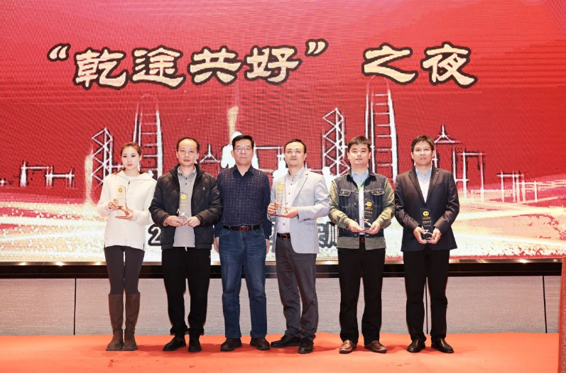 李衛(wèi)東會(huì)長(zhǎng)為本次大會(huì)給予大力支持的單位頒發(fā)了“特殊貢獻(xiàn)獎(jiǎng)”獎(jiǎng)杯。這次以“穩(wěn)鏈、延鏈、強(qiáng)鏈”為主題的會(huì)議，成功為我國(guó)輪胎循環(huán)利用行業(yè)探索了新的路徑，為產(chǎn)業(yè)鏈的優(yōu)化升級(jí)貢獻(xiàn)了新的智慧。