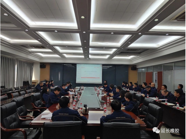 陜西延長石油集團橡膠有限公司于11月14日召開了經(jīng)營分析復盤會，會議由該公司董事長兼總經(jīng)理張航偉主持，西橡公司副總經(jīng)理賀莉莉、延橡公司領導班子成員，以及財務專家、技術專家和各中心、各部門負責人參加會議。