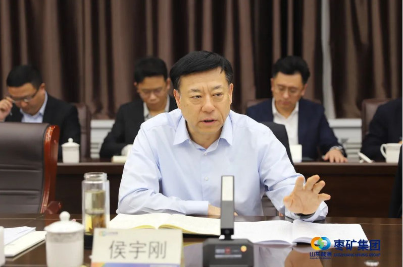 侯宇剛強調(diào)，要敏銳認(rèn)識當(dāng)前形勢，保持持續(xù)發(fā)力，鞏固已取得的良好發(fā)展態(tài)勢。他著重強調(diào)，必須加速橡膠產(chǎn)業(yè)的拓展和升級，使其在規(guī)模上更為龐大且更具競爭力。與此同時，他還要求加快建設(shè)橡膠產(chǎn)業(yè)研究院，提升科技研發(fā)能力，通過強化核心技術(shù)攻關(guān)為企業(yè)長遠(yuǎn)發(fā)展提供堅實保障。在對明年工作的規(guī)劃中，侯宇剛強調(diào)要科學(xué)謀劃，敢于突破，發(fā)揮各自優(yōu)勢，形成整體合力，解決制約企業(yè)發(fā)展的問題，凝聚“一家人、一盤棋、一條心”的強大合力。