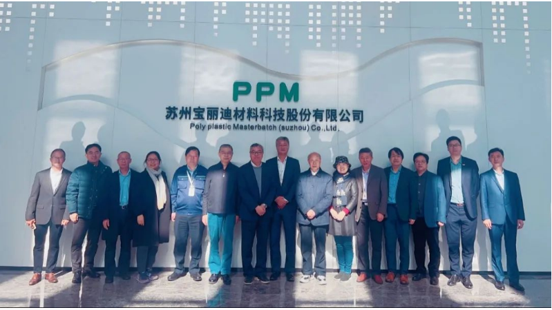 同日下午，研究院常務副院長楊軍輝主持了三位專家的特邀學術報告，包括北京服裝學院博士生導師王銳教授、東華大學材料學院教授委員會會員、博士生導師張青紅教授以及國家先進功能纖維創新中心主任、教授級高級工程師王玉萍主任。他們分享了最新的研究成果和行業發展動向，與會人員積極提問，交流氛圍濃厚。